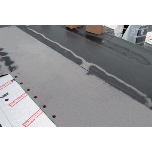 verwerken van IKO base stick zelfklevende bitumen onderlaag