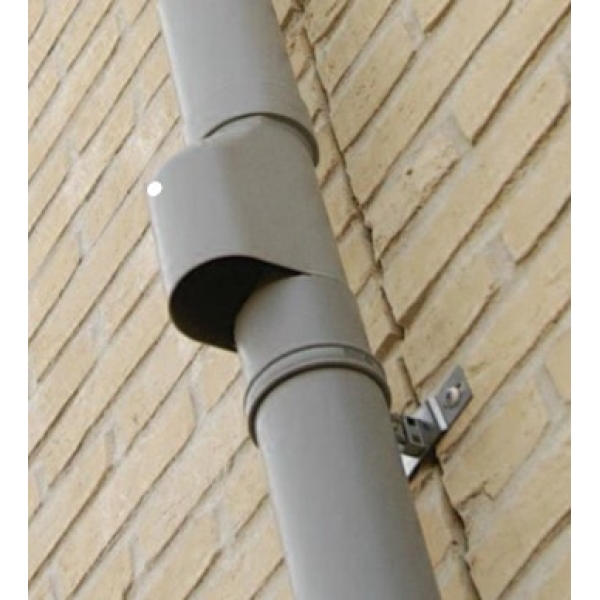 bladscheider pvc gemonteerd aan regenpijp