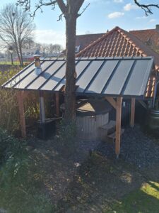 Zadeldak van felsplaten door klant zelf geplaatst