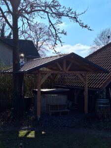 Zadeldak van felsplaten met accessoires