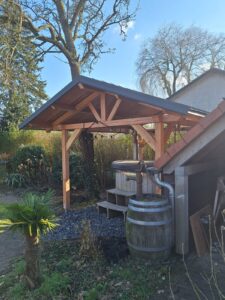 felsplaten zadeldak met accessoires afgewerkt